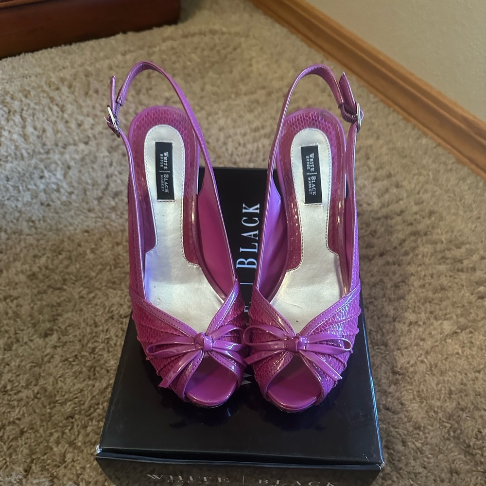 White House Black Market Fuschia Open Toe Snake Leather Open toe w/bow